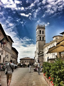 Assisi piazza della minerva visita papa Francesco