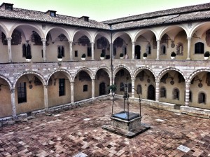Assisi, cortile chiesa San Francesco visita papa Francesco
